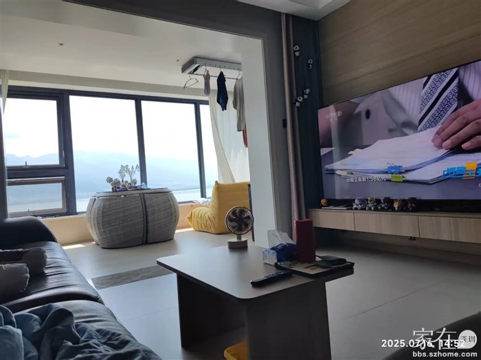 在家里最热的时候就开着一个小风扇足己