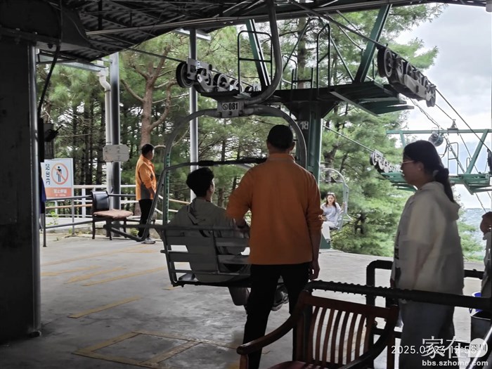 索道坚挨着寺院，非常方便，只不过中和索道没有屋子的，恐高症的有点麻烦。