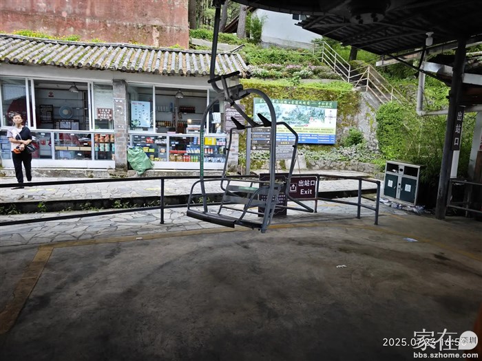 这种索道的座舱实话实说更有利于拍照，不过对于恐高症的人来讲，就非常不友好了。