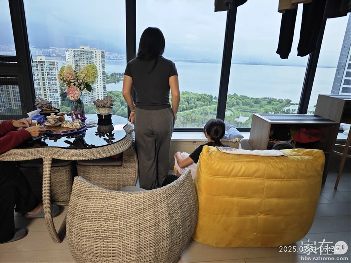 外甥女还没到过我这里，让他们先来我这里坐一下，就当是来过我这了。姐姐俩口子直接就在小区花园里晨练了。