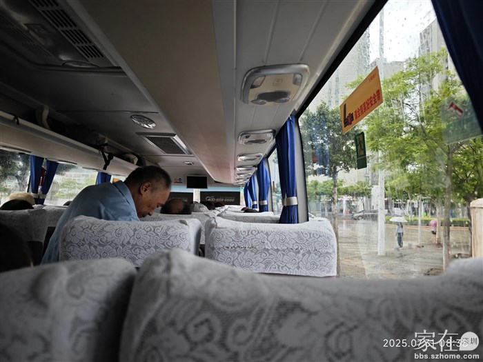 搭乘物业安排的大巴前往，这是我第1次没有自驾前往诺邓。