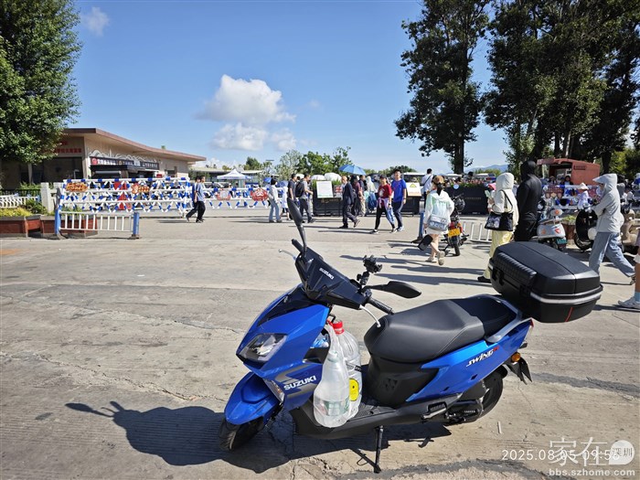 生态廊道阳南溪的正门游人如梭