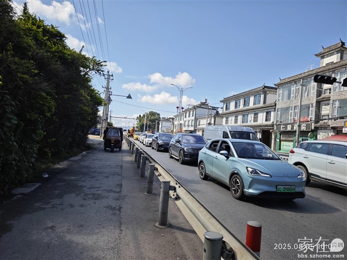 三圣岛路口拥堵的车流