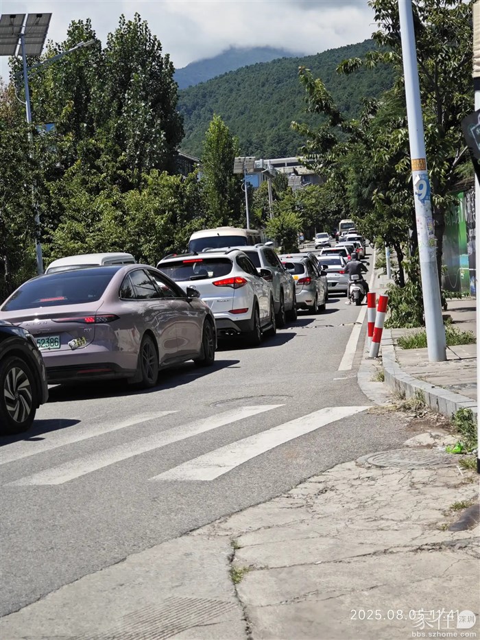 排队上山的车流