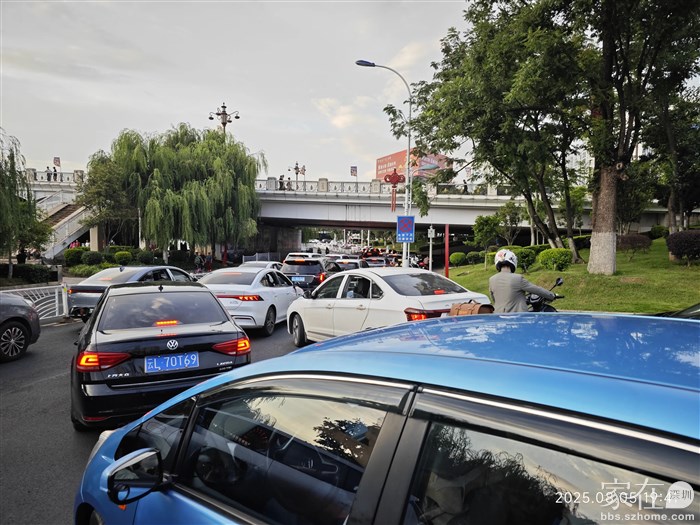 兴盛桥下的拥堵