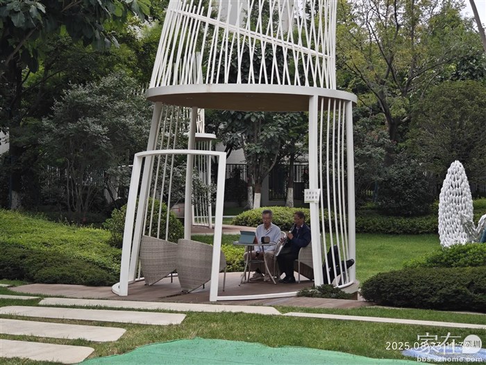 这两个人在这里吹拉弹唱，半个月了每一天都如此。