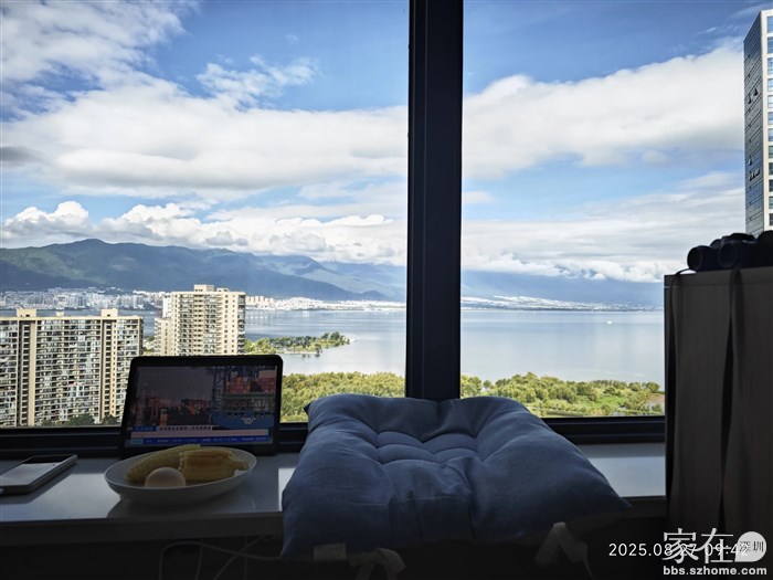 继续在窗前发呆看云