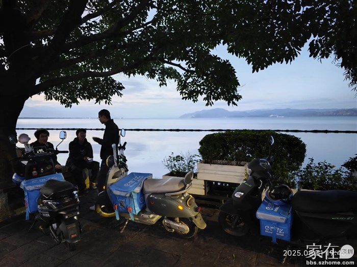 外卖小哥挺会找地方休息的