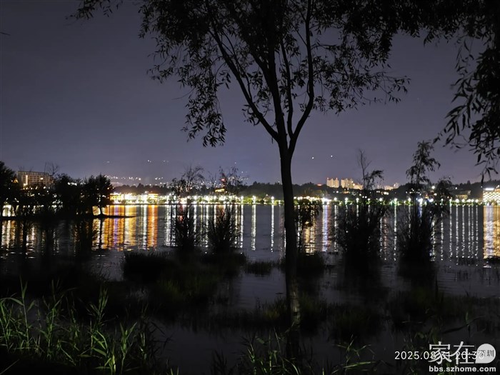 远处的灯火阑珊处就是刚刚走过的滨海大道