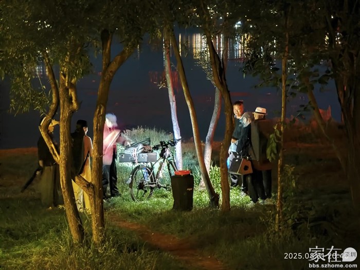 这么晚了还有人在水边