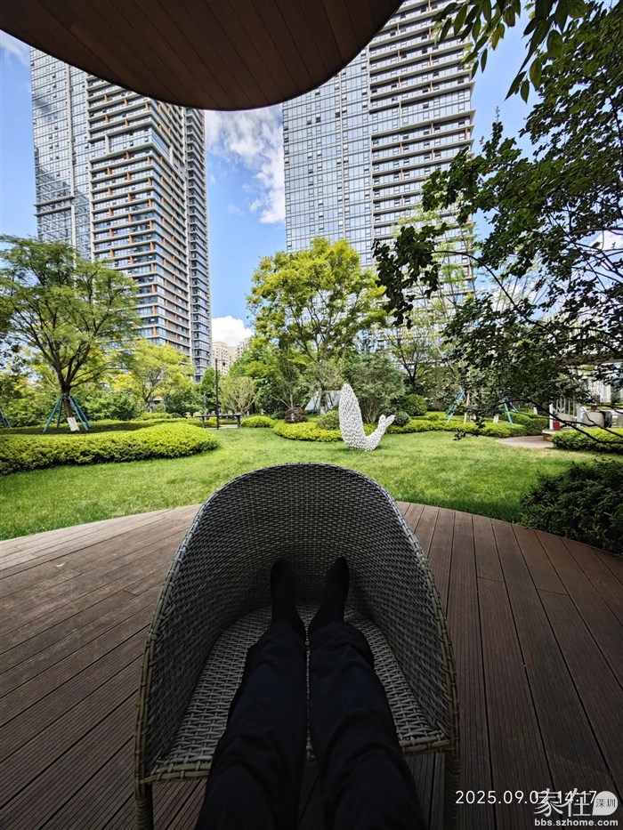 不急回家，先在楼下坐一会。