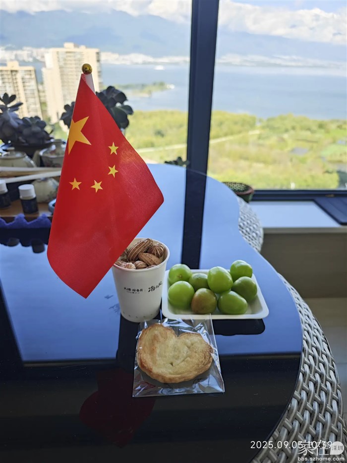 领导没去，看完拿点小吃回家给她享用。