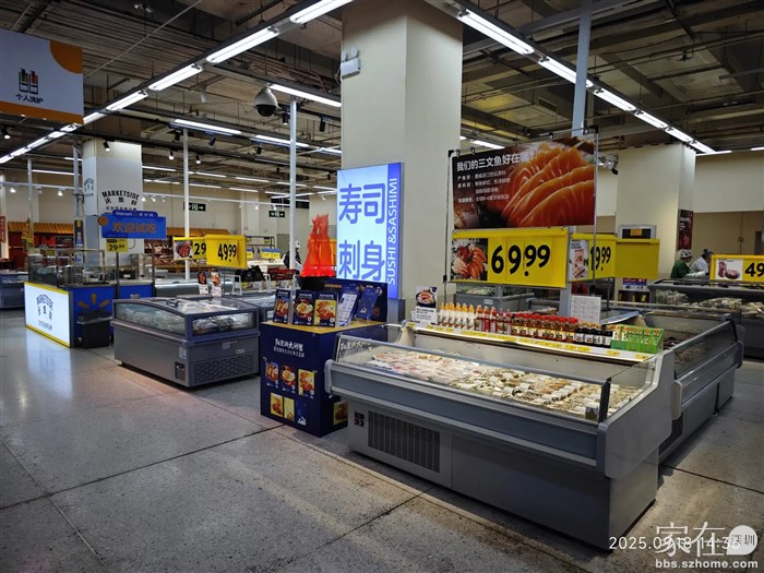 这么空旷的客流，真的不知道这大超市可以坚持多久。