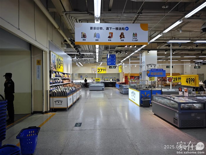 这么大的超市人流空荡荡的