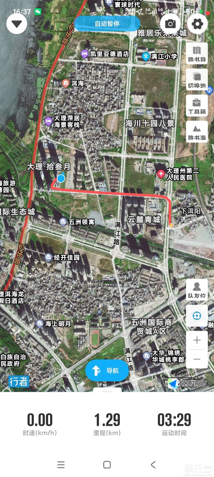 取水屋距小区很近，小摩托一把油门几分钟的事。