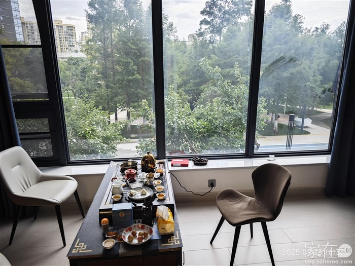 新疆邻居买的房子比较低层，看不到海，不过看小区的园林也不错。