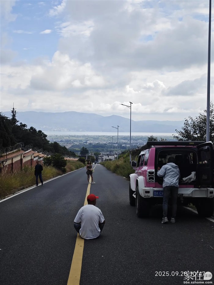 随着苍洱大道整治，开始有人来崇圣寺旁的这条路拍照了。