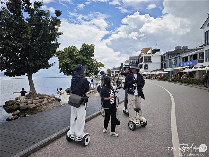 随着暑期旺季结束，又到了职业拍摄者比游人多的情景。