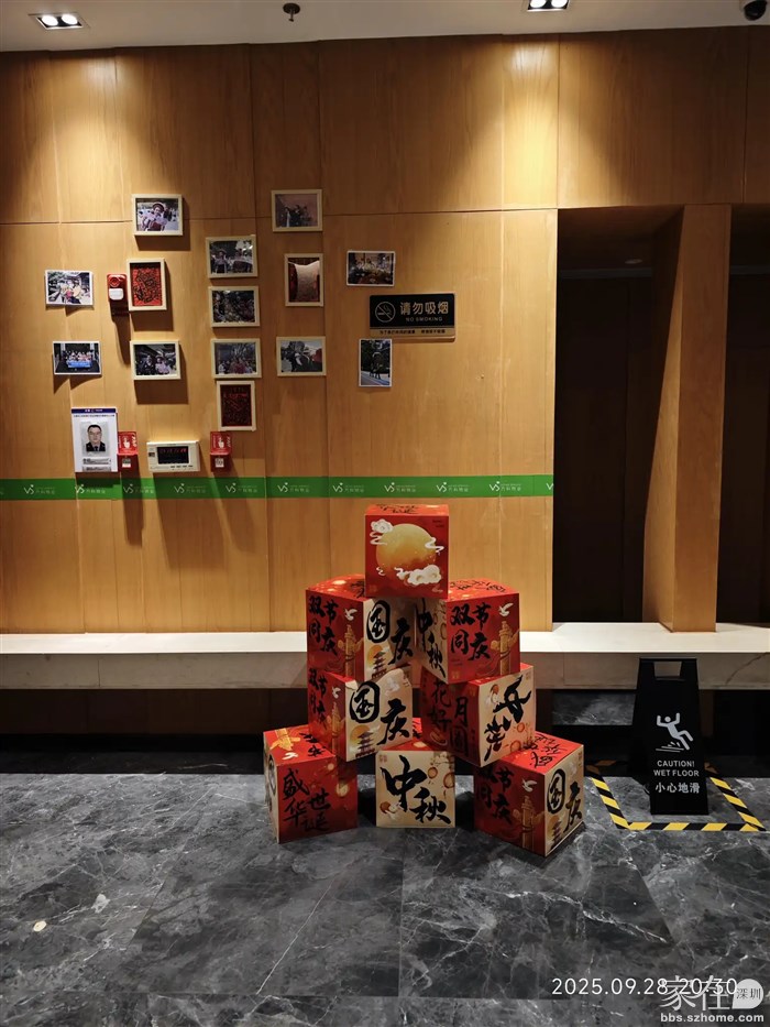 小区物业己布置好节日摆设