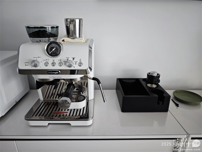 老杨俩口子以前是没喝咖啡的，来到大理后受大理咖啡文化影响，去年一年就连续3次进阶，最终弄了这个咖啡机，每次上来都有靓咖啡品尝。