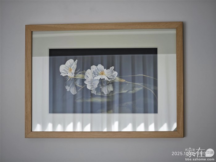 这里挂着一幅画，我知道是群里的一位邻居的，但一直以为是拍照作品，今天老杨介绍讲是邻居画的，邻居是美院的老师，哈哈，咱们邻居可是藏龙卧虎，什么人才都有。