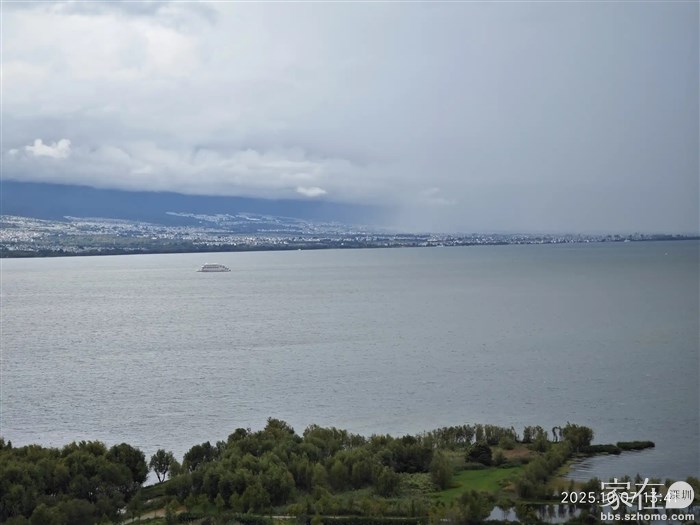 幸好没在三月街过多停留，回到家眼看着那边就下雨了。