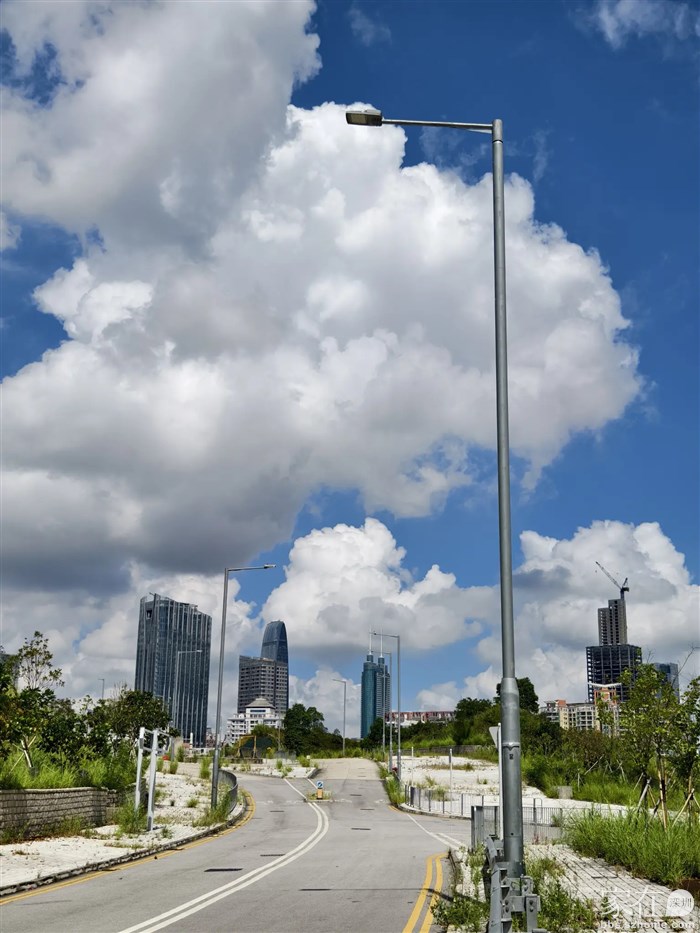 沿大道一直走，看不到坟的，坟场是要从路边小道进去的。