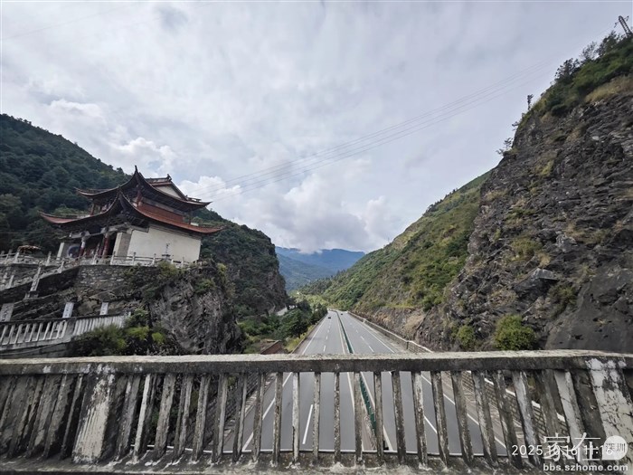 左边是哀牢山，右边是苍山，整个大理的下关风就是在这里吹进去了。