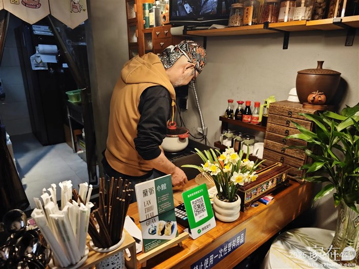 男主下厨给我们做吃的