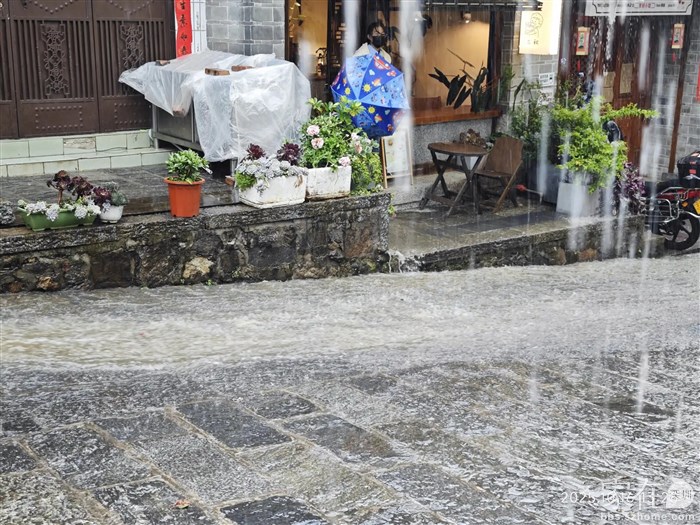 第一次在龙尾关被雨困，才知道这里一下雨这个街道就会变成河流，寸步难行。