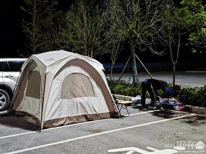 这有2辆云A车在这安营扎寨，也是因云渡停不了车被迫在此停留，可能凌晨再赶往云渡吧。