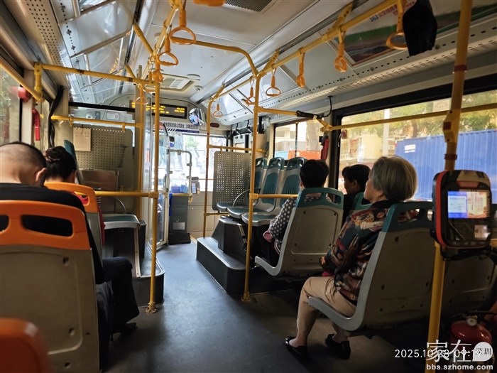 看着这空荡荡的公交车，想到继续任由那些电鸡车横冲直撞的，迟早会有公交车因为无人乘坐而停掉大量的线路。