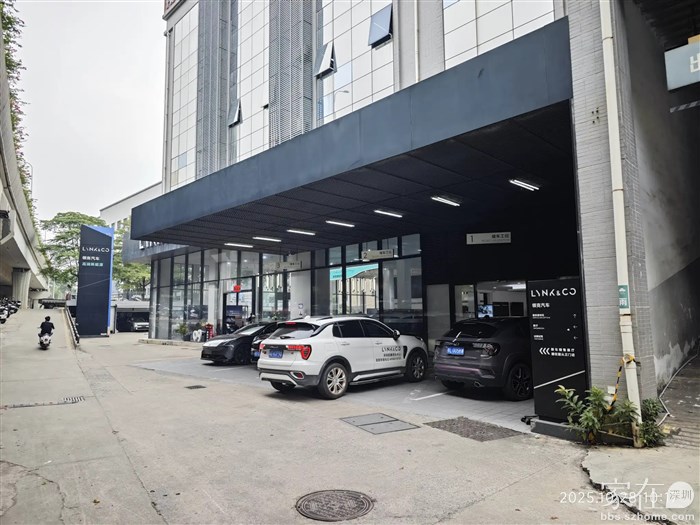 过了天桥只需两三百米就来到4s店，比坐地铁可方便多了。