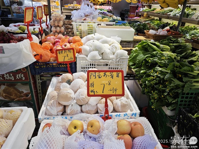 最近一次在三月节买的丽江宁蒗的苹果10元4斤，我非常有信心比阿克苏苹果好吃。