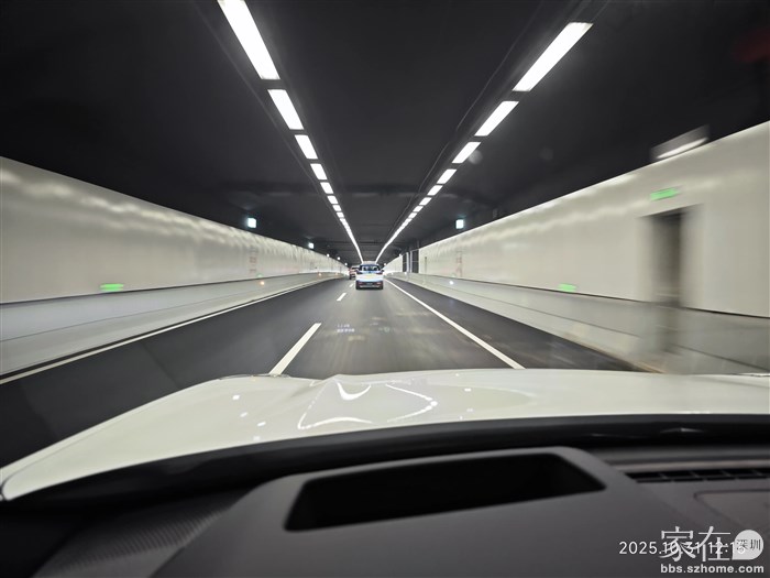 最喜欢见到隧道里的虚线