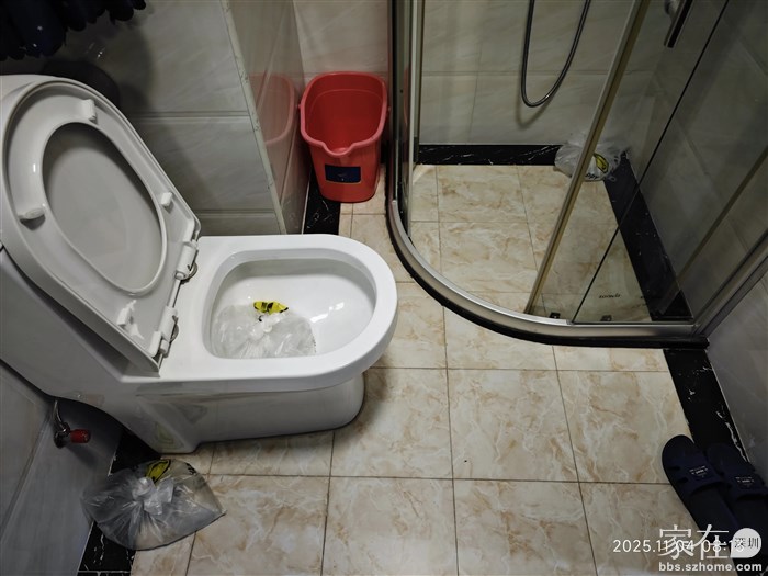 半年前离开时房子的下水道都封堵好的，回来房子没有一点异味。