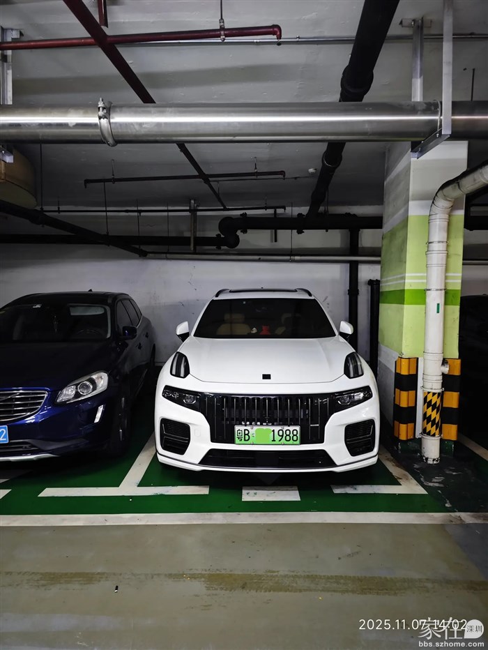 车子停的己经很正了，但开门下车仍很困难，现在国产车动不动就搞这么大的车身，完全不切实际的东西。