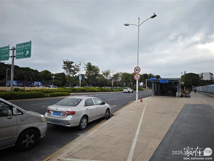 红树林站往前走100米，就是过滨海大道的隧道，出隧道就是红树林公园的入口。