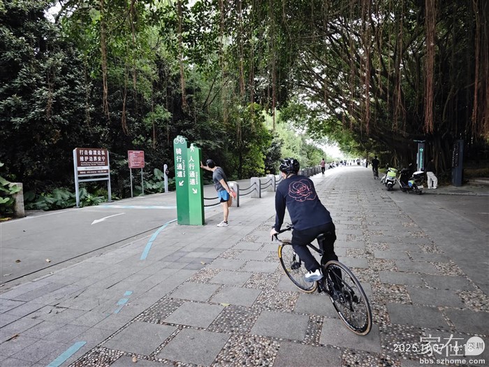 3点55分出门，4点18分来到红树林公园入口用了23分钟，如果是骑单车我只需15分钟就能来到这里。