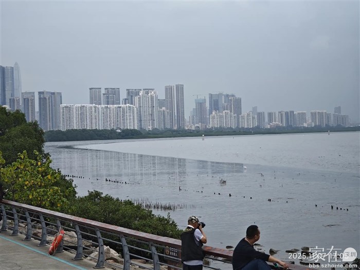 从这里大约走6公里才能到最右侧的家住小区