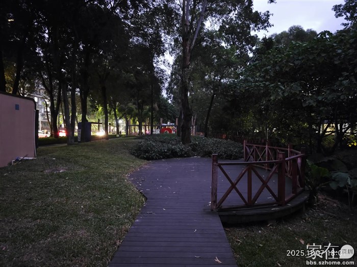 福荣绿道也不错的，要不是当年的山竹弄倒了50%的巨树，在这走着还有点在森林中的感觉。