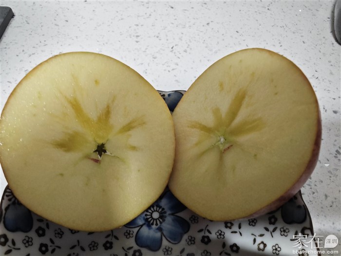丽江宁蒗丑苹果最显著的一个特点就是苹果芯非常小。