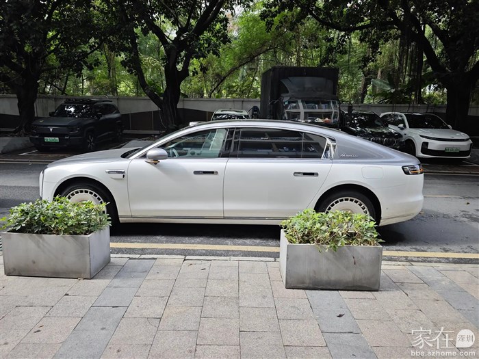 喜见朋友的一辆迈巴赫GLS换了辆尊界800