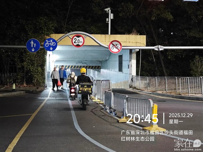 之前要在这样的人车混流中穿过广深高速