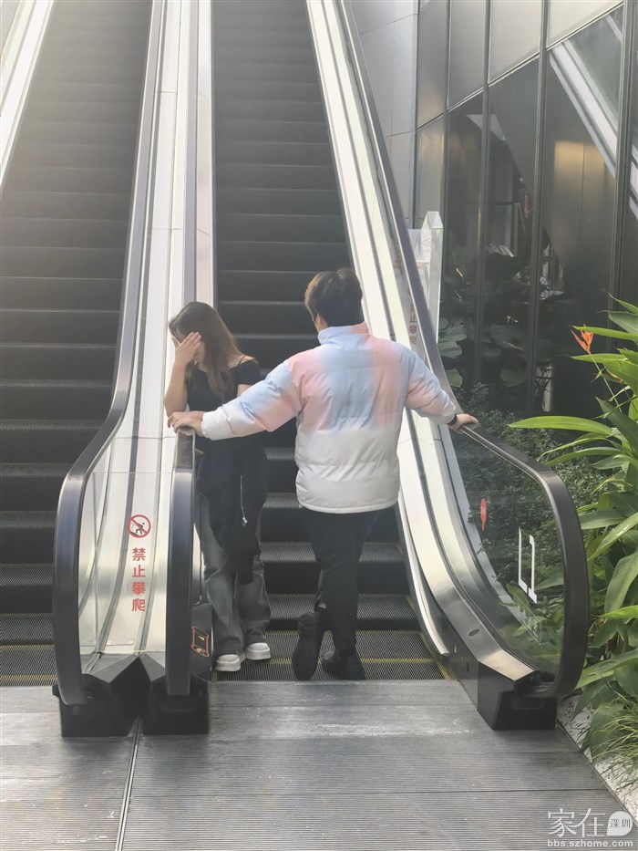 男孩子试图控制女孩子