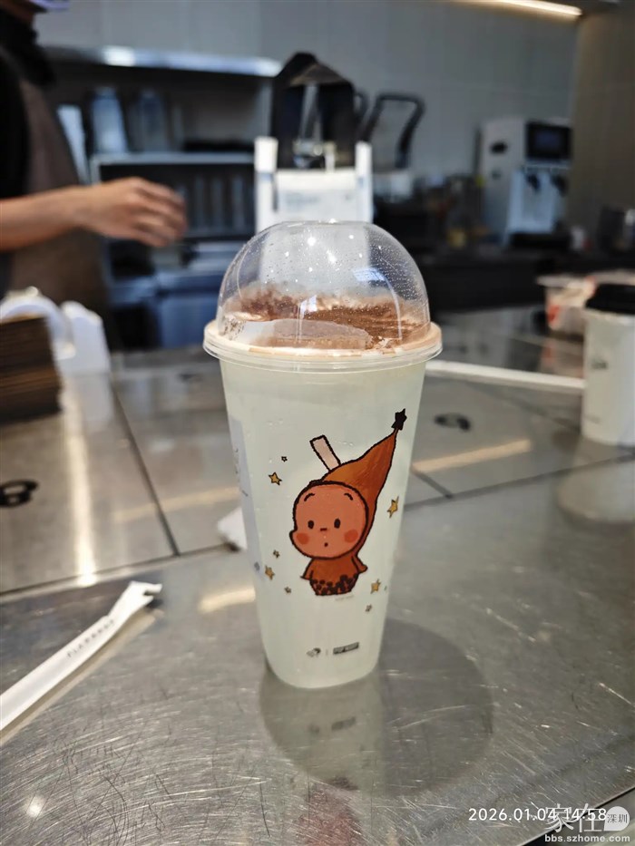 还没进门孩子就先来个饮料，讲会逛很久，一路逛一路饮。