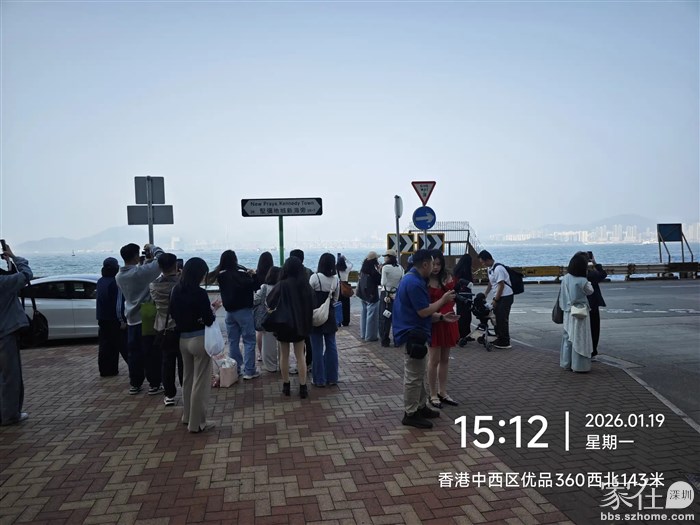 坚尼地城海旁，以前这里人影都不见一个，现在无缘无故的又成了一个网红。