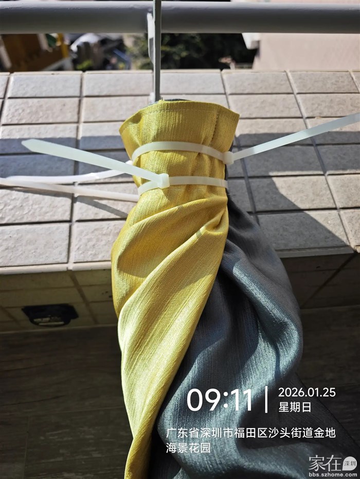 去年惠州这边搞卫生的人教会了我这样扎好挂钩洗窗帘，效率一下就高了很多，不用拆挂钩，洗好直接挂上。