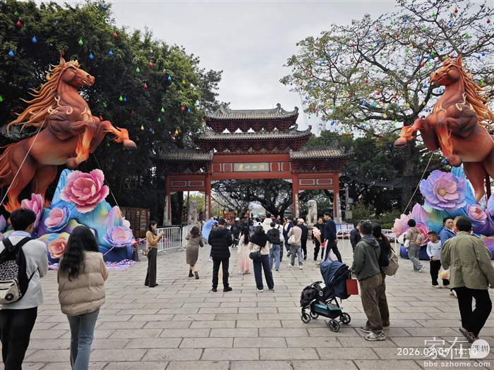 来到西湖的正门