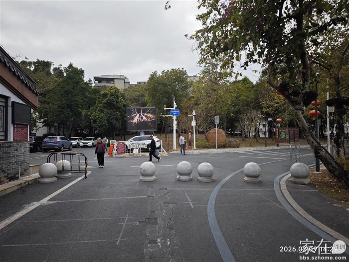 原来可以开车进入的路已被堵上，不让汽车过了。